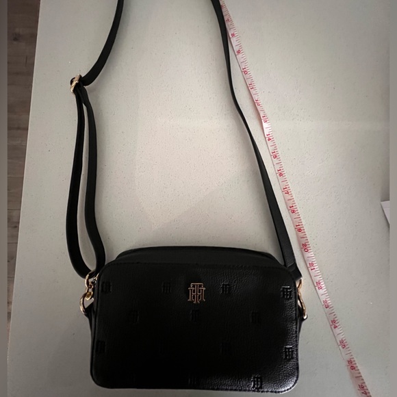 Tommy Hilfiger Women's Camera Crossbody Bag - Black Faux Leather Embossed Logo - Picture 11 of 11